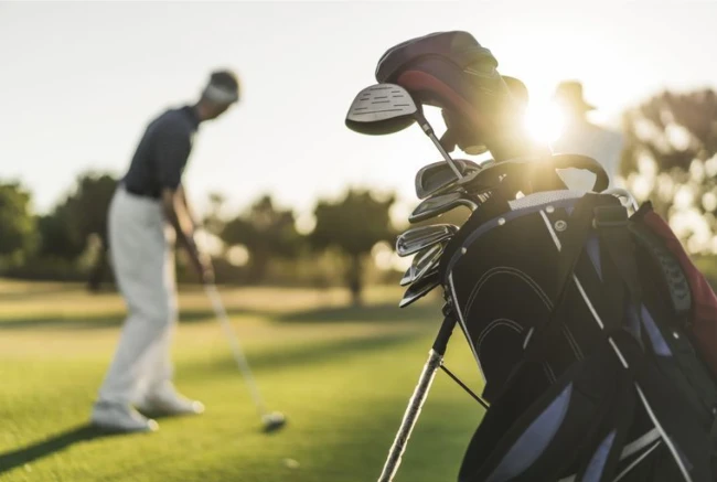 CLUBHEAD HITS THE BALL TWICE – IS IT COUNTED AS TWO STROKES?